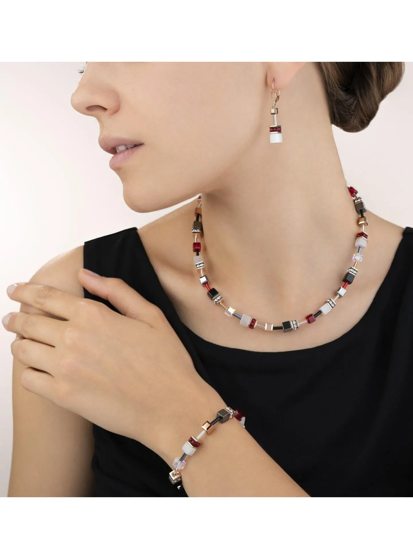 Collier Coeur de Lion Géocube perles carrées_x005f_x000D_tons rouges, noirs, blancs